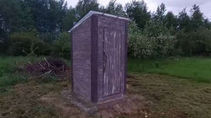 Дачный туалет из неожиданного материала