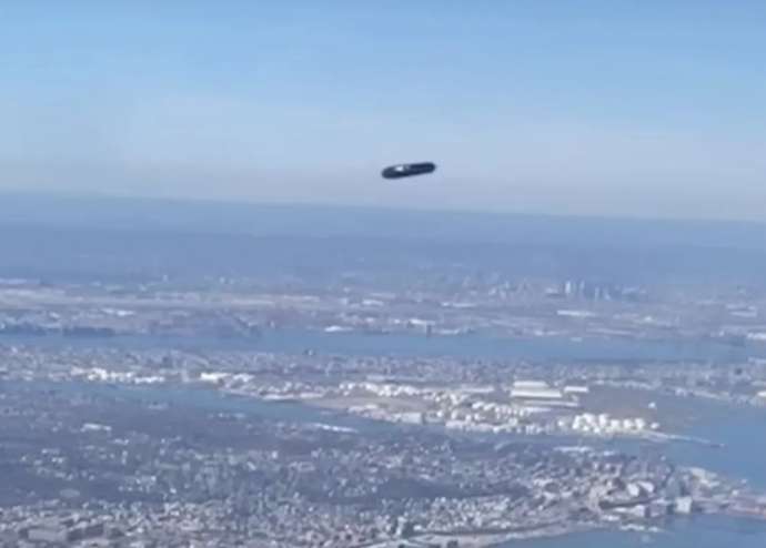Таинственный НЛО замечен над аэропортом ЛаГуардия