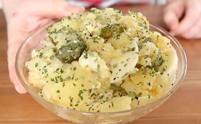 Картошка, соленые огурцы и яйца и дачный салат готов