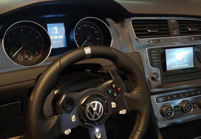 Невероятно реалистичная игровая установка, повторяющая салон Volkswagen Golf (4 фото + 1 видео)