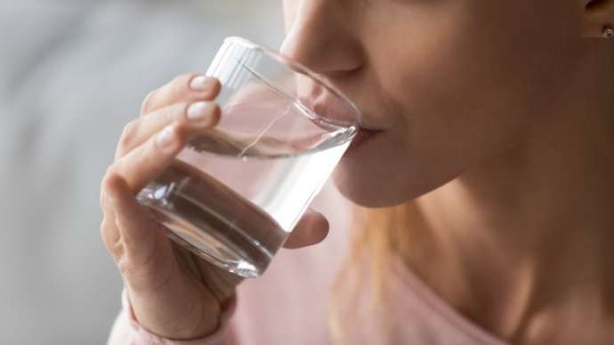 Почему человеку в стрессе предлагают выпить воды?