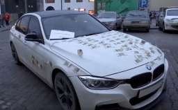 «Не хватает на проезд? Возьми». В центре Екатеринбурга обнаружили BMW, обклеенный десятирублевыми купюрами