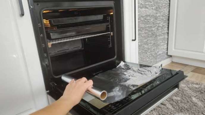 Чистим духовку при помощи алюминиевой фольги