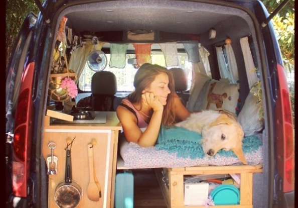 Девушка переделала старый фургон в дом на колесах и путешествует по свету со своим псом