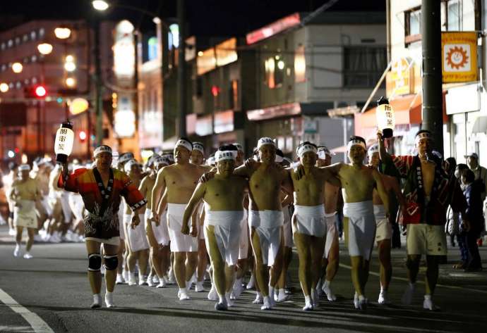Десять тысяч мужчин разделись до набедренных повязок для участия в 500-летнем фестивале в Японии
