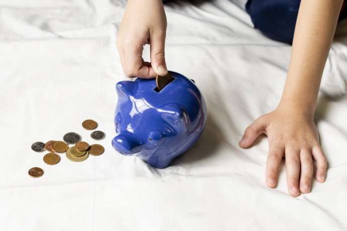 Как научить ребёнка правильно обращаться с деньгами