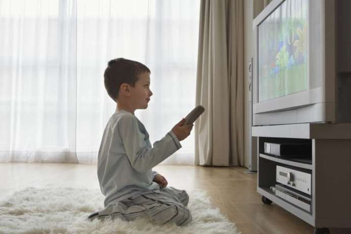 Почему просмотр телевизора ухудшает память и внимание детей до двух лет