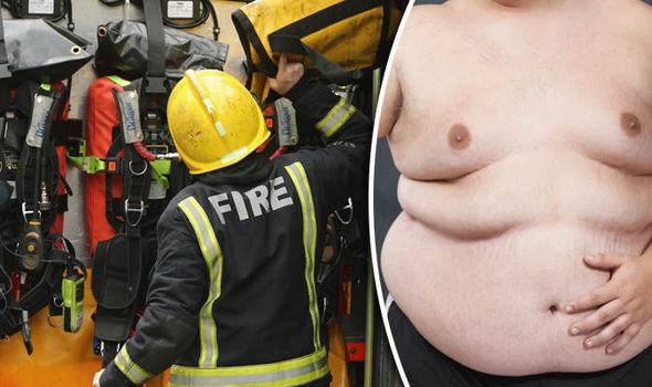 Британским пожарным приходится по три раза на день освобождать толстяков из их домов