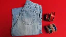 Шикарная сумка из старых джинсов и атласной ленты
