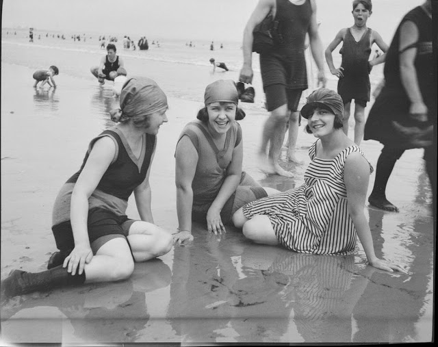 Как выглядели женские купальные костюмы в 1920-е годы