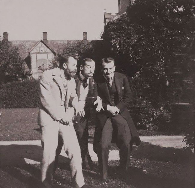 Дурачиться как простые люди: редкие фотографии Николая II и его друзей