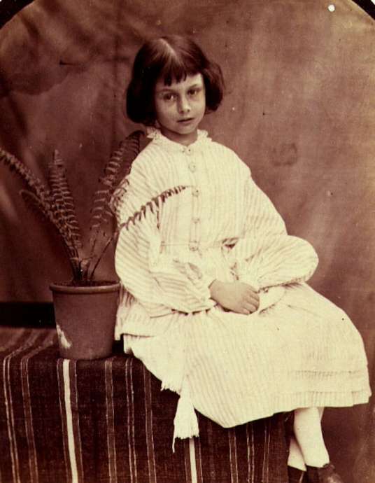 Алиса Лидделл — девочка, которая вдохновила Льюиса Кэрролла на написание «Алисы в Стране чудес»