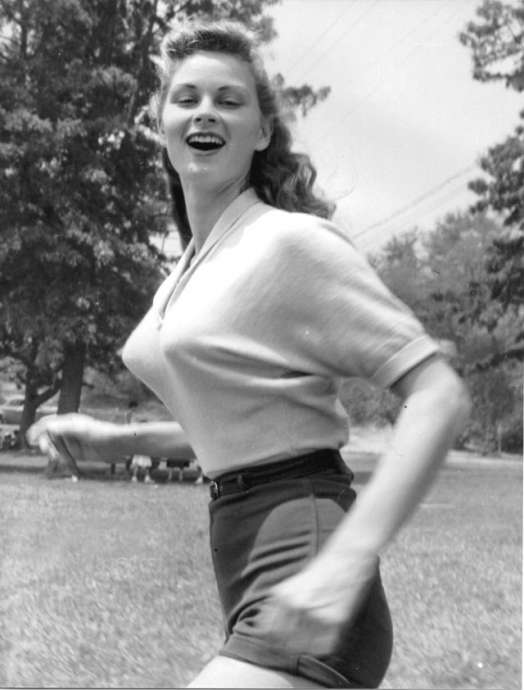 Провокационный тренд «бюстгальтер-пуля» 40-х годов и модницы того времени