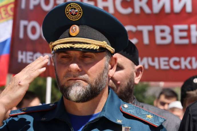 Кадыров требует уволить полицейских, задержавших главу МЧС Чечни в Дагестане