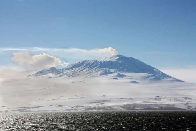 Самый южный действующий вулкан в мире в Антарктиде извергает золотую пыль