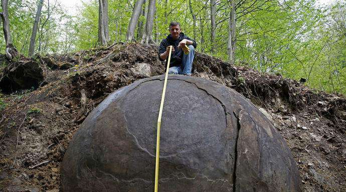 В Боснии нашли древний каменный шар огромных размеров (3 фото + видео)