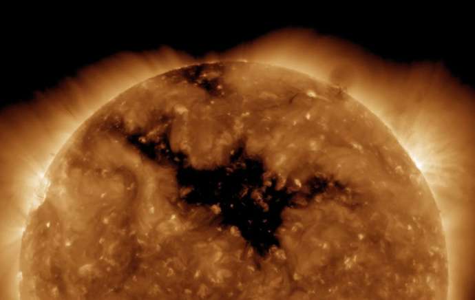 Как корональные дыры на Солнце связаны с северным сиянием и влияют на магнитные бури