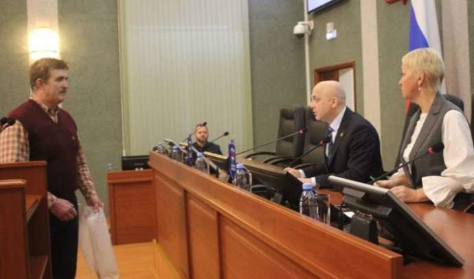 Карелиьский пенсионер передал депутатам «подарки» за прибавку в 21 рубль