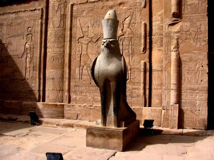 Египетский бог Гор с головой сокола, почему постоянно воевал с братом Сетом