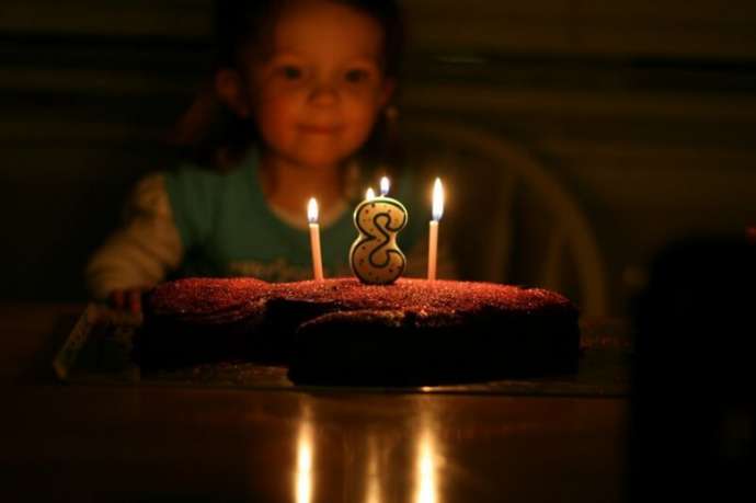 Как возникла традиция задувать свечи на именинном торте? (3 фото)