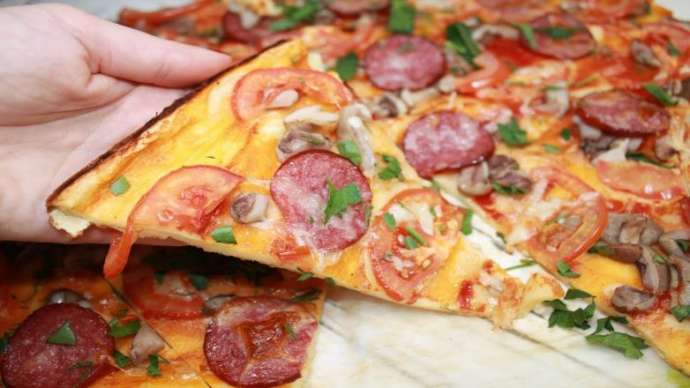 Пицца из вкусных ингредиентов на тонком тесте без раскатки