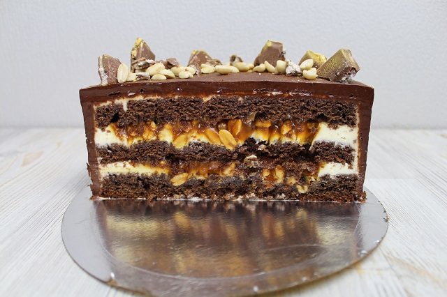 Шоколадно-ореховый торт «Сникерс»