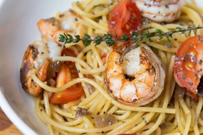 Потрясающие спагетти с креветками. 1 ингредиент для бархатистого соуса изменит все