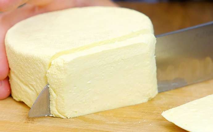 Готови домашний сыр: все готово за 10 минут. Нужны молоко, сметана и яйца