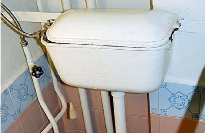 Почему в советских туалетах так высоко устанавливали чугунный сливной бачок?
