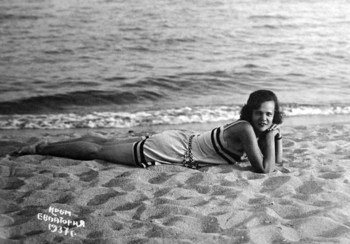 Советские граждане, отдыхающие на пляже