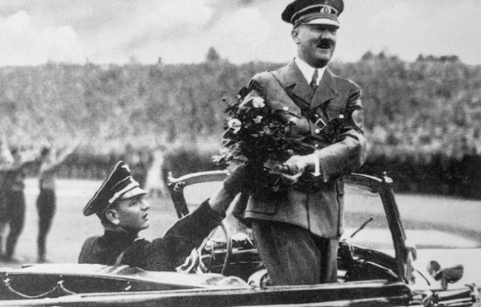 Как советские солдаты пили за Победу с личным водителем Гитлера