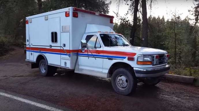 Американец переделал старую машину скорой помощи в дом на колесах
