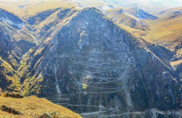 Видео: самая опасная дорога в мире лежит на крутой горе и имеет 38 поворотов