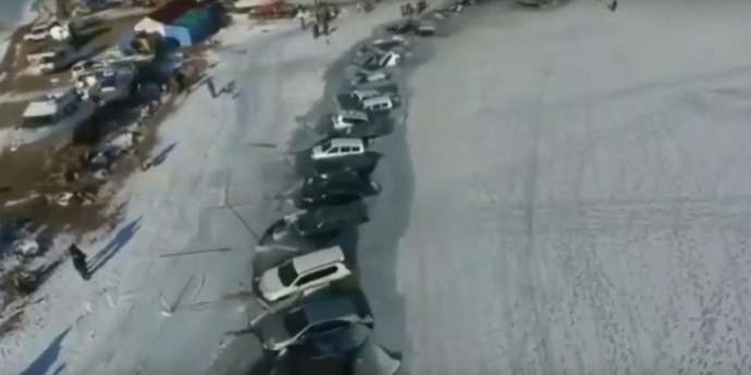 Порыбачили: под лед во Владивостоке ушло 30 авто ❙ фото + видео