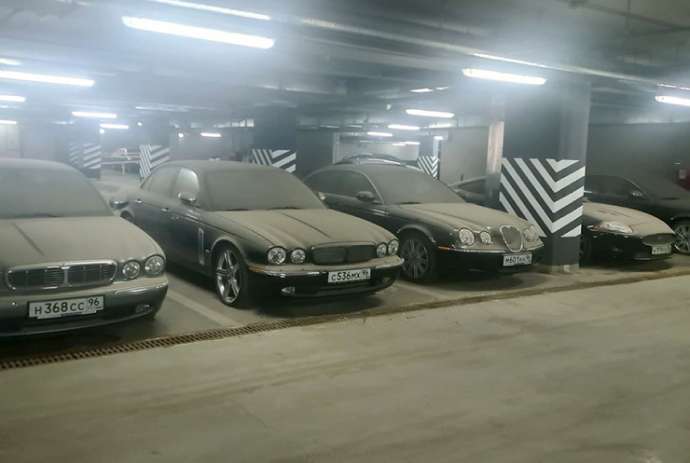 На подземной парковке отеля в Екатеринбурге обнаружили пять заброшенных Jaguar